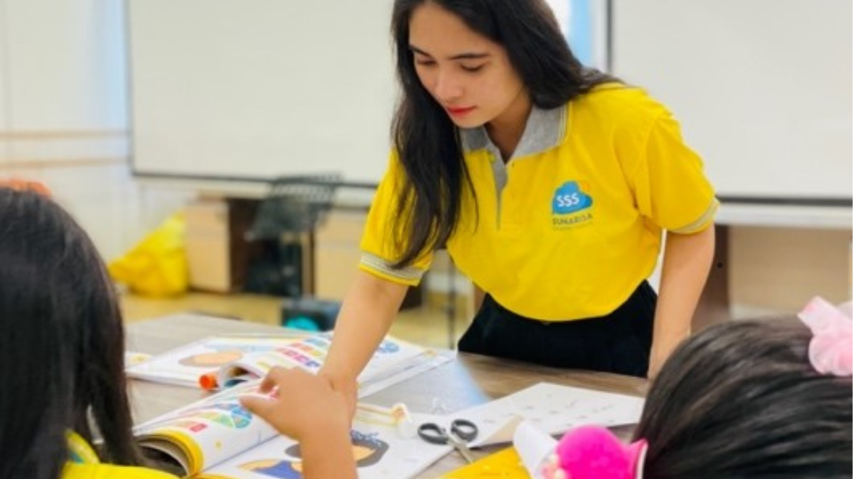 Sunarisa Public Speaking School Bali menawarkan pendekatan pembelajaran yang revolusioner dengan menerapkan metode LEAPT, yaitu Lively Study, Effective, Adjustable Material, Professional Teacher dan Trackable.