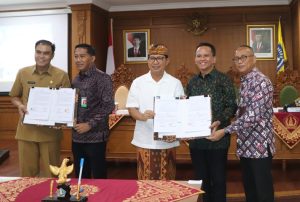 Sekda Badung I Wayan Adi Arnawa menandatangani MoU "Sidi Kumbara" di Puspem Badung, Senin (6/5).