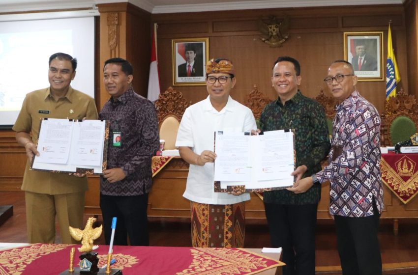 Sekda Badung I Wayan Adi Arnawa menandatangani MoU "Sidi Kumbara" di Puspem Badung, Senin (6/5).