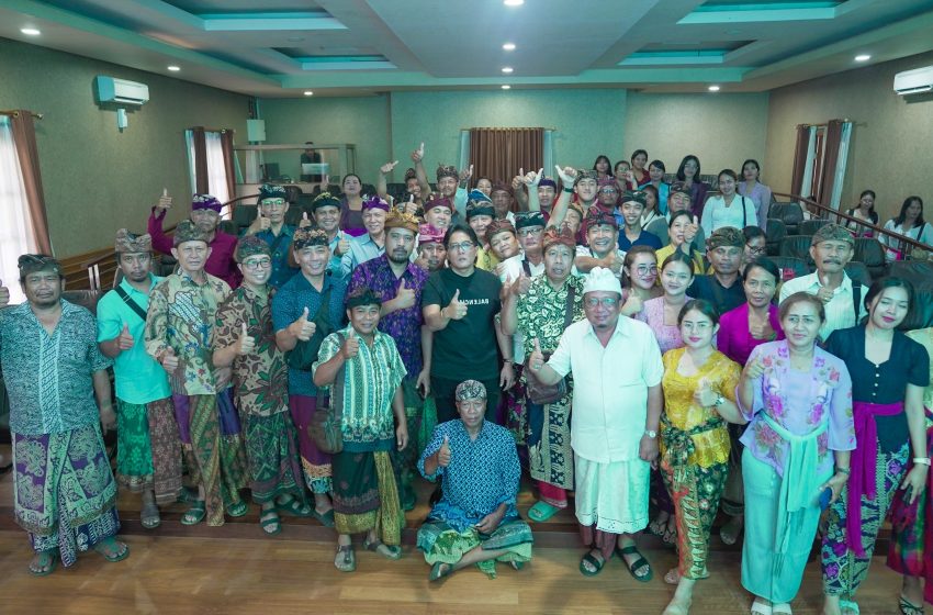 Bupati Giri Prasta didampingi Kepala BPKAD Badung IA. Istri Yanti Agustini saat menerima Perkumpulan Vihara Umat Budha Banjar Dinas Tegeha, Desa Banjar Kecamatan Banjar, Kabupaten Buleleng, di Rumah Jabatan Bupati, Puspem Badung, Rabu (8/5).
