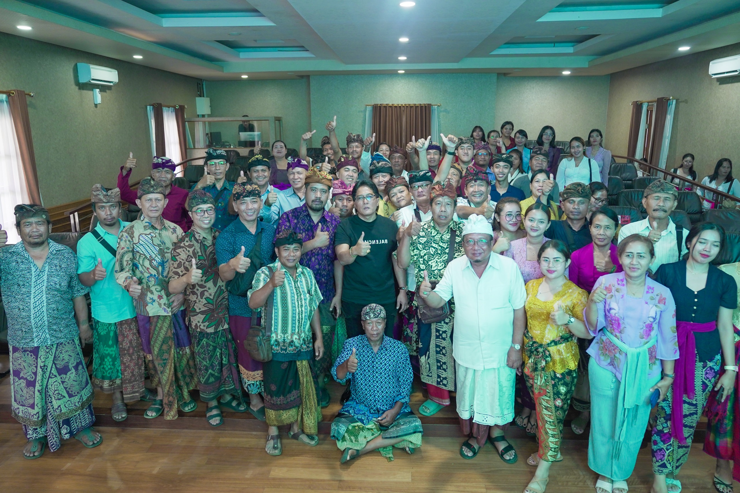 Bupati Giri Prasta didampingi Kepala BPKAD Badung IA. Istri Yanti Agustini saat menerima Perkumpulan Vihara Umat Budha Banjar Dinas Tegeha, Desa Banjar Kecamatan Banjar, Kabupaten Buleleng, di Rumah Jabatan Bupati, Puspem Badung, Rabu (8/5).