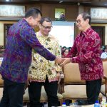 Wakil Bupati Badung I Ketut Suiasa saat membuka acara Bimtek Program Percontohan Kabupaten/Kota Anti Korupsi Tahun 2024 oleh KPK RI di Ruang Pertemuan Kertha Gosana, Puspem Badung, Selasa (25/6).