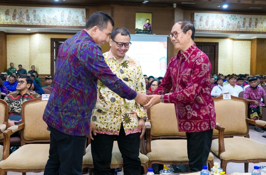 Wakil Bupati Badung I Ketut Suiasa saat membuka acara Bimtek Program Percontohan Kabupaten/Kota Anti Korupsi Tahun 2024 oleh KPK RI di Ruang Pertemuan Kertha Gosana, Puspem Badung, Selasa (25/6).