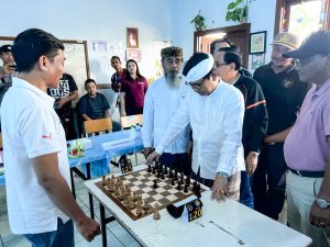 Sekda Adi Arnawa membuka Kejuaraan Catur Terbuka dan Pelajar 2024 di SD No 1 Gulingan, Mengwi, Minggu (16/6).