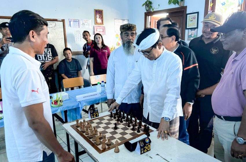 Sekda Adi Arnawa membuka Kejuaraan Catur Terbuka dan Pelajar 2024 di SD No 1 Gulingan, Mengwi, Minggu (16/6).