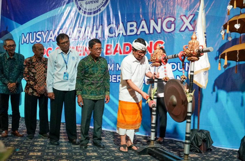 Sekda Wayan Adi Arnawa membuka Muscab X Gapensi Badung di ruang Ballroom Nirmala Hotel and Convention Center Mahendradata Denpasar, Sabtu (15/6)