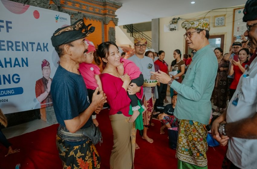 Wabup Ketut Suiasa saat acara Intervensi Serentak Pencegahan Stunting seluruh Indonesia di Balai Banjar Jumpayah, Desa Mengwitani, Kecamatan Mengwi, Kamis (20/6).