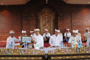 Wabup Suiasa bersama Nyonya Seniasih Giri Prasta menghadiri Karya Dewa Yadnya Melaspas, Mendem Pedagingan medasar Caru Manca Kelud di Pura Melanting dan Balai Banjar Desa Adat Pelaga, Selasa (25/6).