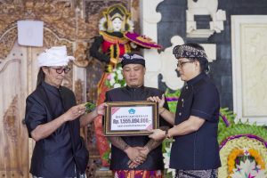 Bupati Badung I Nyoman Giri Prasta saat menandatangani prasasti dan meresmikan Balai Banjar Adat Batur Kota, Desa Batur Tengah, Kintamani, Bangli, Selasa (18/6).