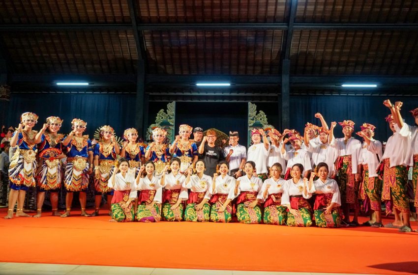 Sekda Badung l Wayan Adi Arnawa menghadiri gladi bersih peserta parade gong kebyar wanita dari Sanggar Wredi Kumara Jaya Banjar Pekandelan, Legian Tengah, Desa Adat Legian sebagai duta Kabupaten Badung di ajang PKB di Wantilan Pura Dalem Desa Adat Legian Kuta Badung, Jumat (15/6).