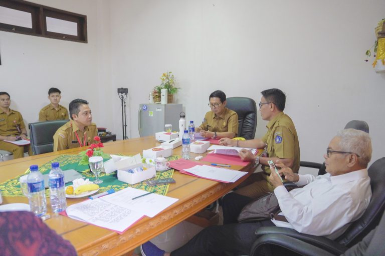 Sekda Badung I Wayan Adi Arnawa memimpin kegiatan seleksi pengisian Jabatan Tinggi Pratama Eselon II Pemkab Badung di Ruang Rapat BKPSDM Badung, Puspem Badung, Senin (24/6).