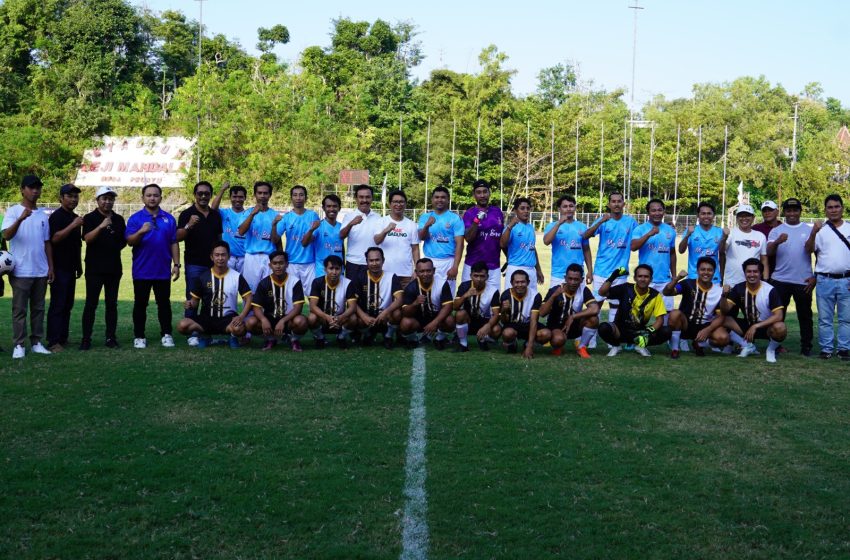 Sekda I Wayan Adi Arnawa membuka Turnamen Sepak Bola Sekaa Teruna Widya Dharma Cup XI Tahun 2024 Banjar Adat Tengah di Lapangan Beji Mandala Desa Pecatu, Minggu (16/6).