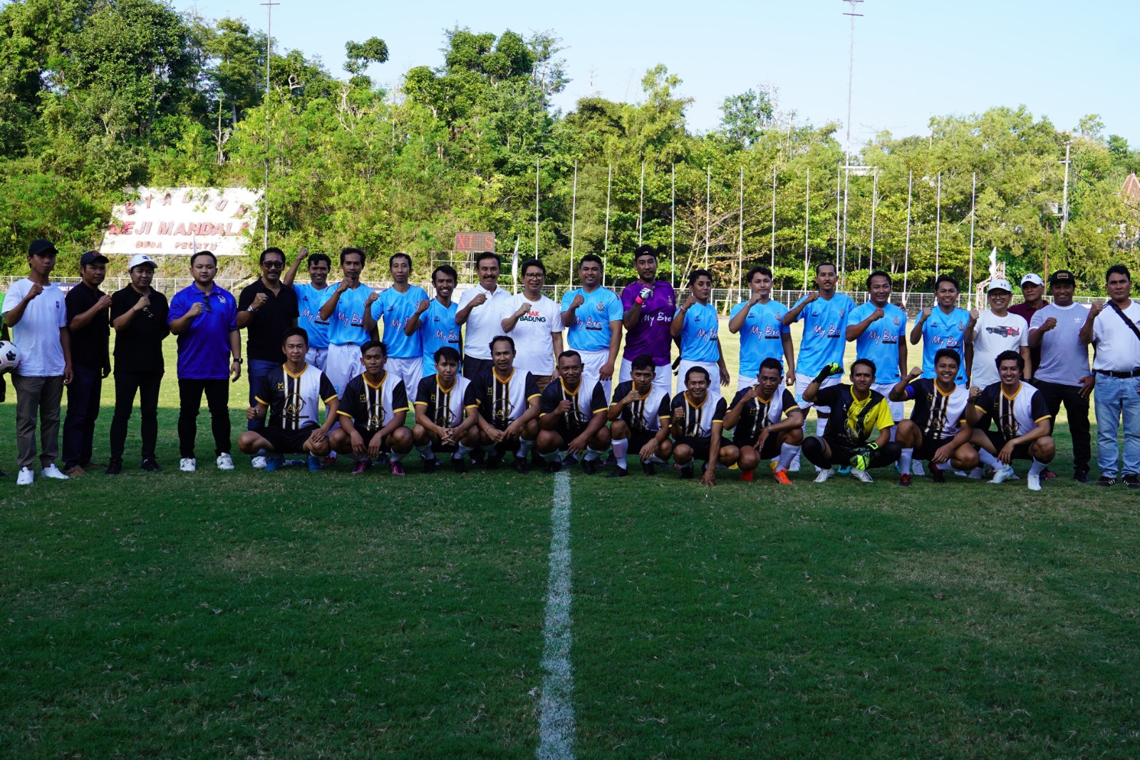 Sekda I Wayan Adi Arnawa membuka Turnamen Sepak Bola Sekaa Teruna Widya Dharma Cup XI Tahun 2024 Banjar Adat Tengah di Lapangan Beji Mandala Desa Pecatu, Minggu (16/6).