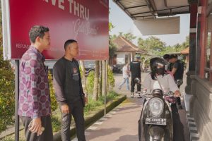 petugas Unit Pemberantasan Pungutan Liar Kabupaten Badung sedang mengawasi konsumen