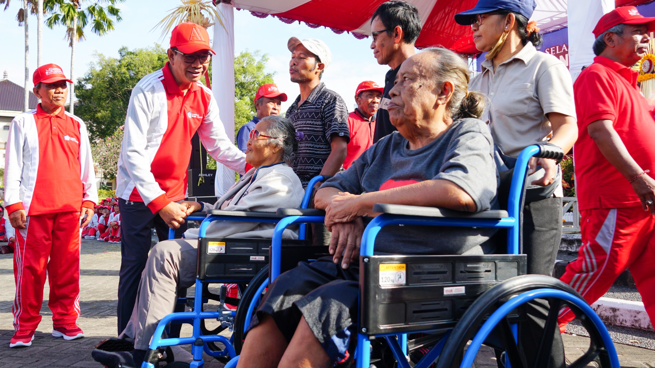 Wabup Ketut Suiasa saat menghadiri acara Peringatan Hari Lanjut Usia Nasional Ke-28, di Lapangan Puspem Badung, Jumat (12/7).