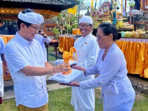 Sekda I Wayan Adi Arnawa bersama Nyonya Rasniathi Adi Arnawa saat persembahyangan bersama Hari Saraswati di Pura Lingga Bhuwana, Puspem Badung, Sabtu (13/7).