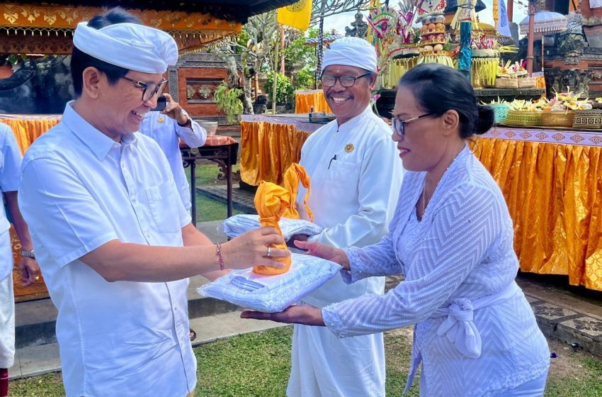 Sekda I Wayan Adi Arnawa bersama Nyonya Rasniathi Adi Arnawa saat persembahyangan bersama Hari Saraswati di Pura Lingga Bhuwana, Puspem Badung, Sabtu (13/7).