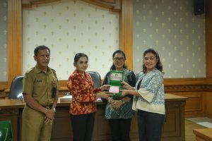 Ketua DWP Kabupaten Badung Nyonya Rasniathi Adi Arnawa menerima kunjungan dari DWP Kepulauan Talaud Provinsi Sulawesi Utara yang dipimpin langsung oleh Nyonya S.L Kamagi Papalapu di Puspem Badung, Senin (22/7).