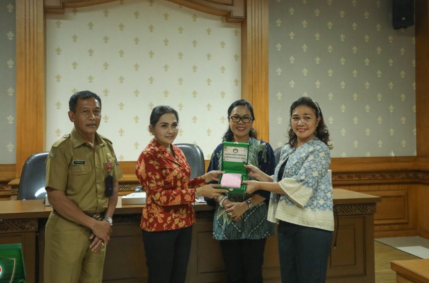 Ketua DWP Kabupaten Badung Nyonya Rasniathi Adi Arnawa menerima kunjungan dari DWP Kepulauan Talaud Provinsi Sulawesi Utara yang dipimpin langsung oleh Nyonya S.L Kamagi Papalapu di Puspem Badung, Senin (22/7).