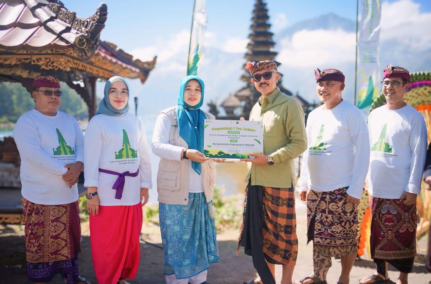 Pegadaian bali Sebarkan Eco Enzyme di Danau Batur Bali