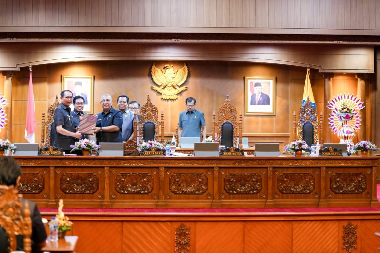 Wabup Suiasa menghadiri Rapat Paripurna, Penyampaian Jawaban Pemerintah Terhadap Pemandangan Umum Fraksi-Fraksi DPRD Kabupaten Badung di Ruang Sidang Utama Gosana, Gedung DPRD, Puspem Badung, Senin (15/7).