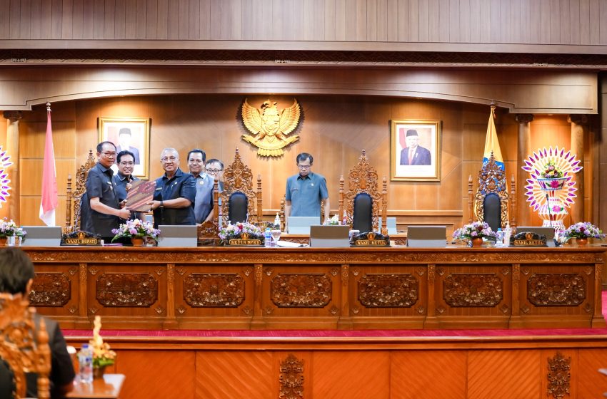 Wabup Suiasa menghadiri Rapat Paripurna, Penyampaian Jawaban Pemerintah Terhadap Pemandangan Umum Fraksi-Fraksi DPRD Kabupaten Badung di Ruang Sidang Utama Gosana, Gedung DPRD, Puspem Badung, Senin (15/7).