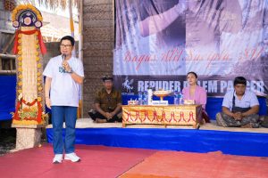 Sekda Badung I Wayan Adi Arnawa saat membuka Turnamen Ceki Remaja Pura Dalem Pancer (Repuder) Desa Blahkiuh, di Balai Serbaguna Pura Dalem Pancer, Br. Tengah, Blahkiuh, Minggu (14/7).