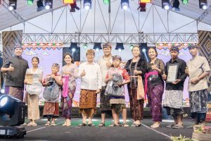 Sekda I Wayan Adi Arnawa bersama Nyonya Rasniathi Adi Arnawa saat membuka secara resmi Darmasaba Village Festival II Tahun 2024, di Lapangan Umum Desa Darmasaba, Kamis (15/8).