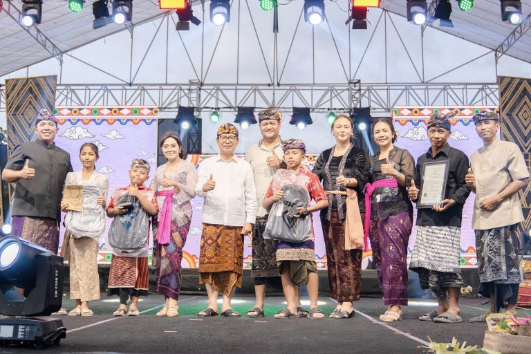 Sekda I Wayan Adi Arnawa bersama Nyonya Rasniathi Adi Arnawa saat membuka secara resmi Darmasaba Village Festival II Tahun 2024, di Lapangan Umum Desa Darmasaba, Kamis (15/8).