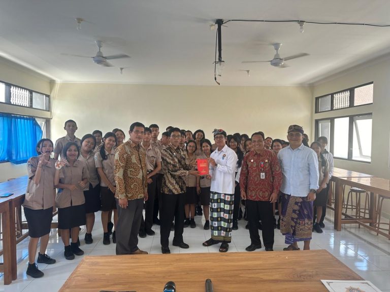 PHDI Bali Bagikan Buku Hindu untuk Siswa di Tabanan, Nyoman Kenak Ingatkan Nilai Kedisiplinan