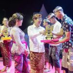 Sekda Badung I Wayan Adi Arnawa saat menutup secara resmi acara Pesta Rakyat Kelurahan Abianbase Tahun 2024 di Lapangan Umum Abianbase, Kamis (15/8).