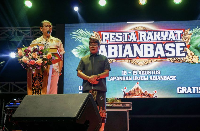 Wabup Ketut Suiasa saat membuka Acara Pesta Rakyat Kelurahan Abianbase Tahun 2024 di Lapangan Umum Abianbase, Selasa (13/8).