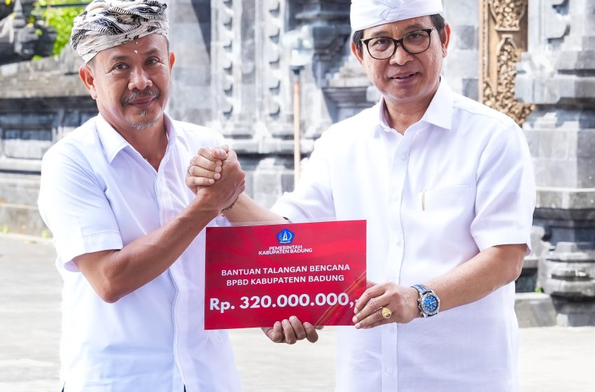 Sekda Badung I Wayan Adi Arnawa saat menghadiri Karya Melaspas Alit Pelinggih Bale Tajuk dan Pepelik Parahyangan di Pura Muaya, Kelurahan Jimbaran, Kuta Selatan, Senin (19/8).
