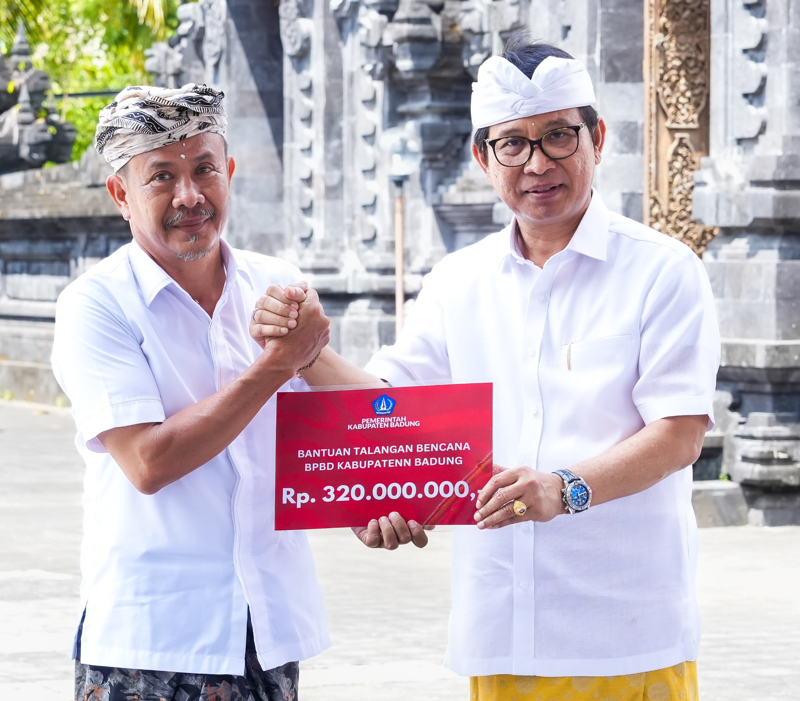 Sekda Badung I Wayan Adi Arnawa saat menghadiri Karya Melaspas Alit Pelinggih Bale Tajuk dan Pepelik Parahyangan di Pura Muaya, Kelurahan Jimbaran, Kuta Selatan, Senin (19/8).