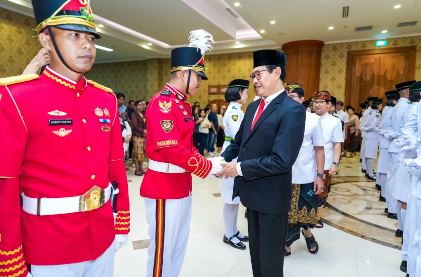 Wabup Suiasa saat mengukuhkan Calon Paskibra Kabupaten Badung Tahun 2024 di Puspem Badung, Rabu (14/08).
