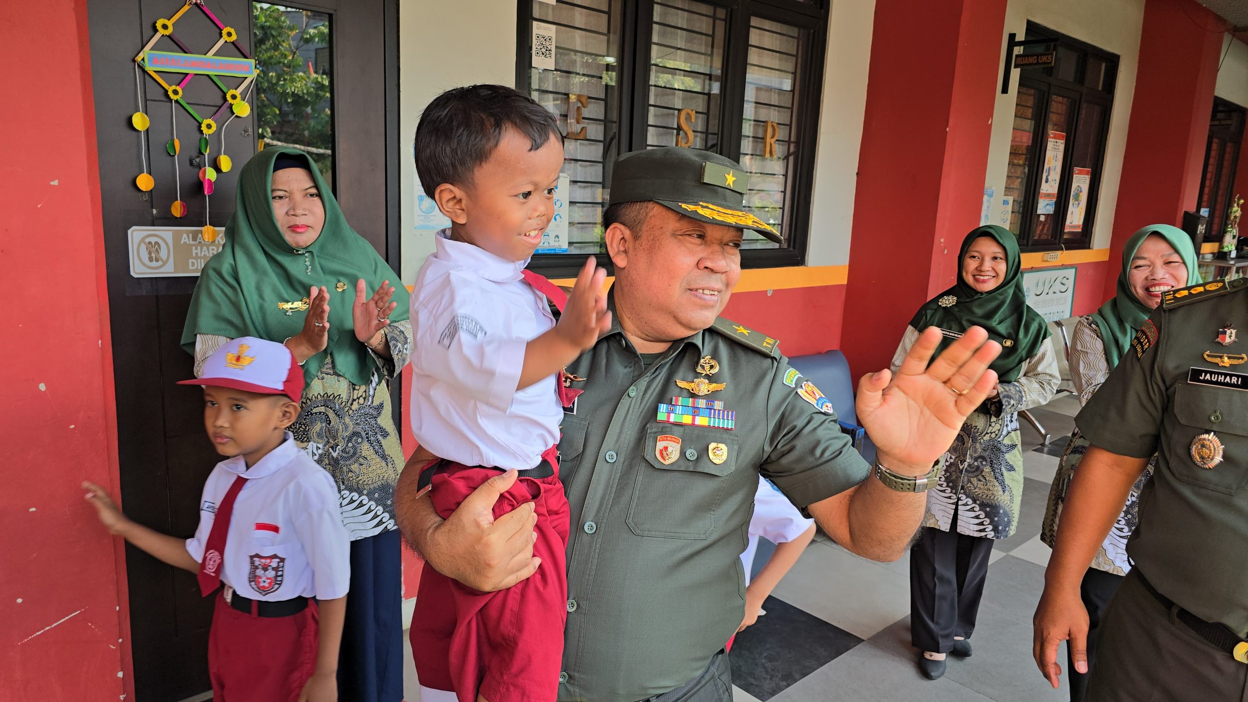 Waka Puskesad Kunjung SD di Batu Ampar, Disambut Senyum Sumringah