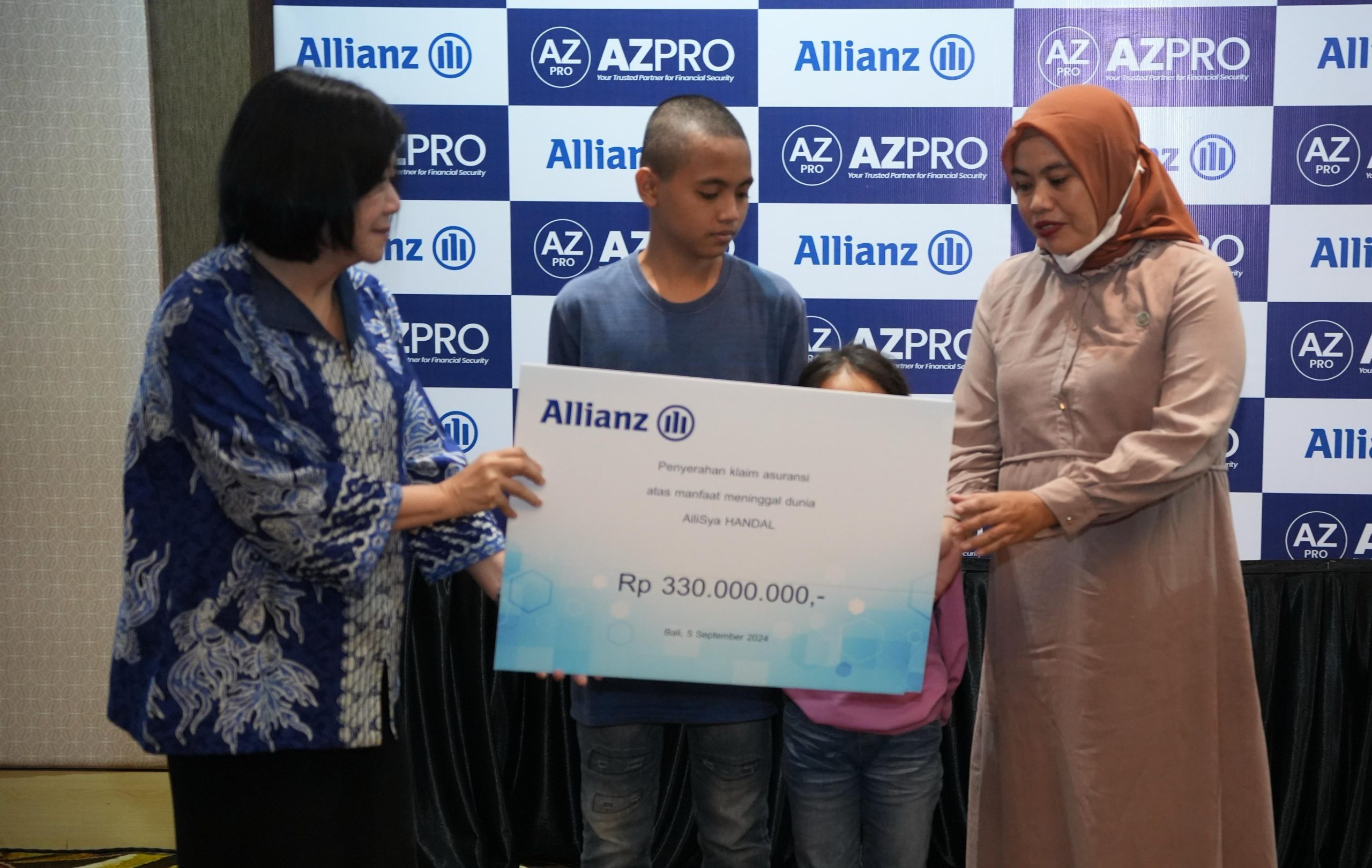 Tunjukkan Komitmen Lindungi Masyarakat Indonesia, Allianz Syariah Bayarkan Klaim Nasabah AlliSya HANDAL