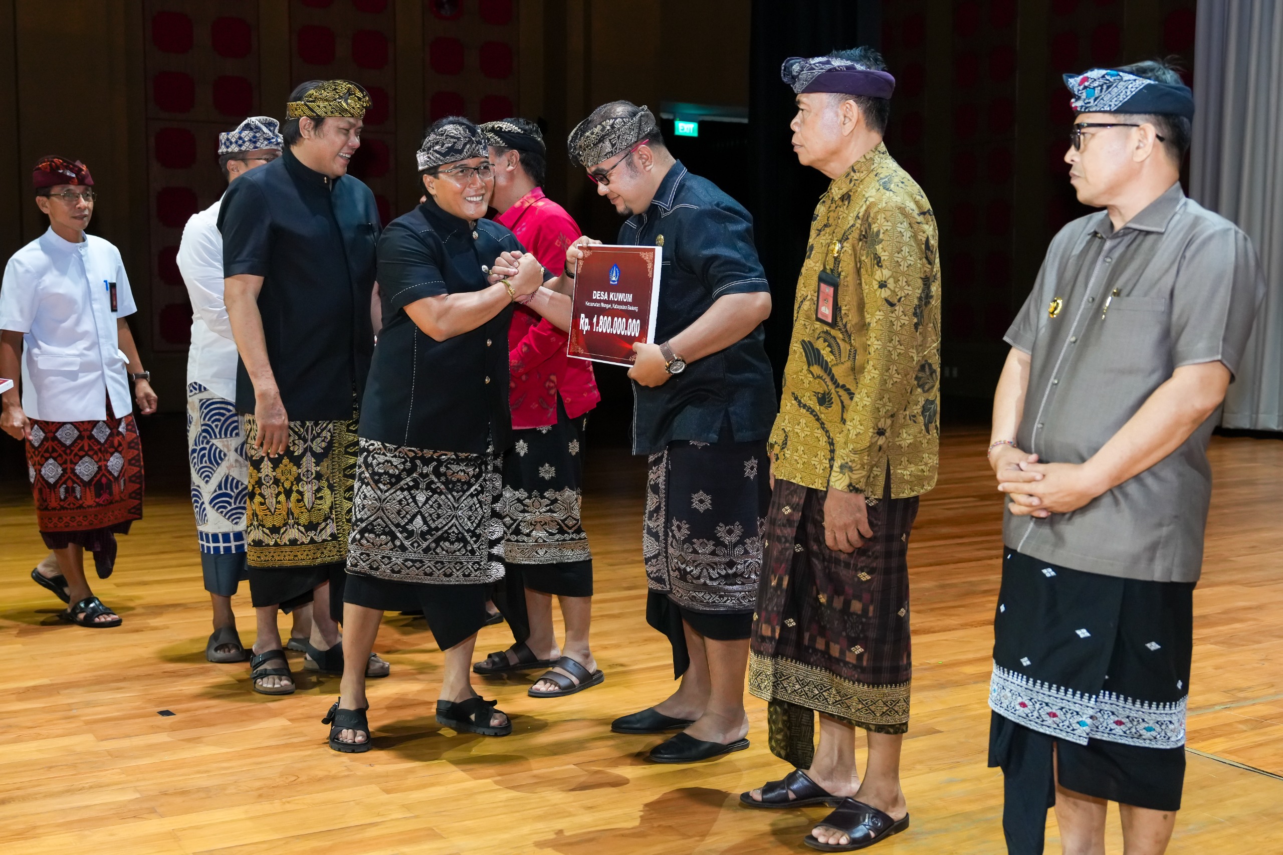 Bupati Nyoman Giri Prasta secara simbolis menyerahkan bantuan dana hibah dan BKK kepada perwakilan Lembaga dan Pemerintahan Desa di Kabupaten Badung, di Balai Budaya, Giri Nata Mandala, Puspem Badung, Kamis (19/9).