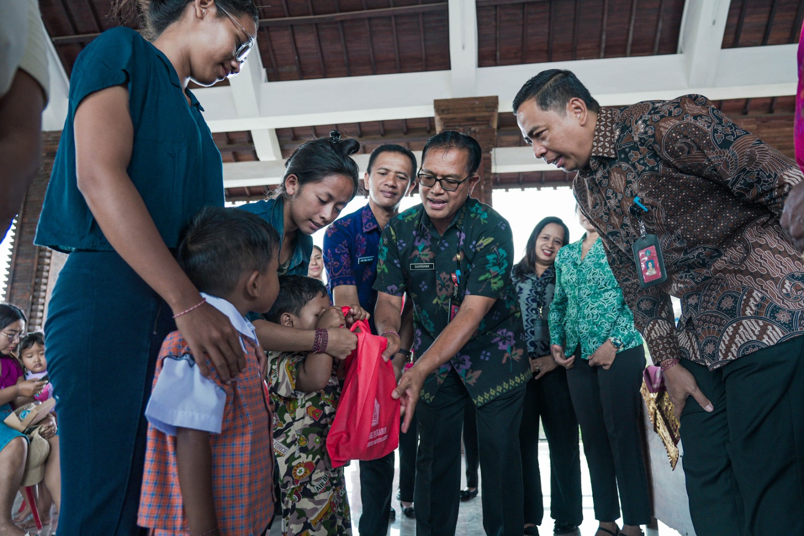 Tingkatkan Pemasaran Produksi Ikan, Dinas Perikanan Gelar Pembagian Paket Olahan Ikan Kepada Masyarakat Desa Baha Guna Cegah Potensi Stunting