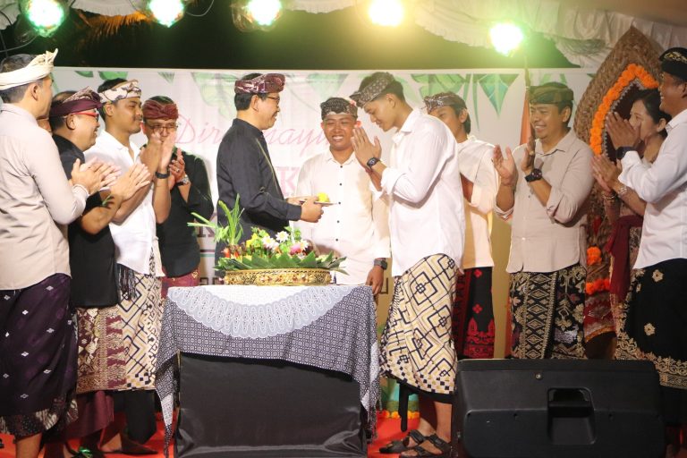 Wabup Ketut Suiasa saat menghadiri puncak perayaan Hari Ulang Tahun Sekaa Teruna Teruni Putra Bakti Banjar Tengah, Kelurahan Sempidi, Mengwi, Badung, Senin (23/9).