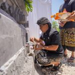 Bupati Badung I Nyoman Giri Prasta melakukan peletakan Batu Pertama Pembangunan Kantor Perumda Air Minum Tirta Mangutama, di Kelurahan Kapal, Mengwi, Kamis (19/9).