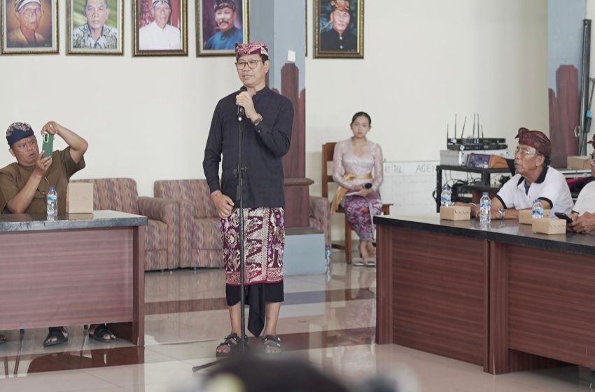 Wabup Ketut Suiasa saat menghadiri lomba penjor di Desa Adat Tanjung Benoa, Kuta Selatan, Selasa, (24/9).