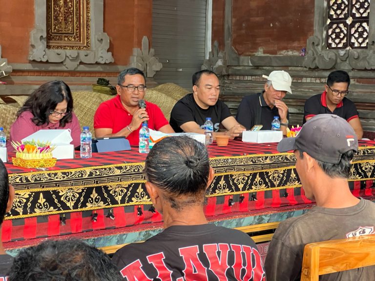OJK dan Agung Rai Wirajaya Edukasi Warga di Kuta Selatan