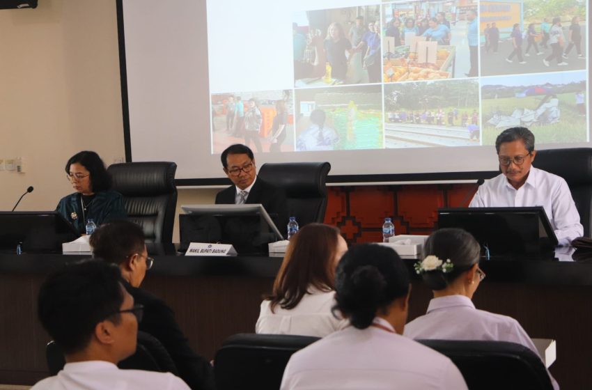 Wabup Ketut Suiasa saat memimpin Rapat HLM TPID Kabupaten Badung, di Ruang Rapat Rumah Jabatan Wakil Bupati, Puspem Badung, Rabu (18/9).