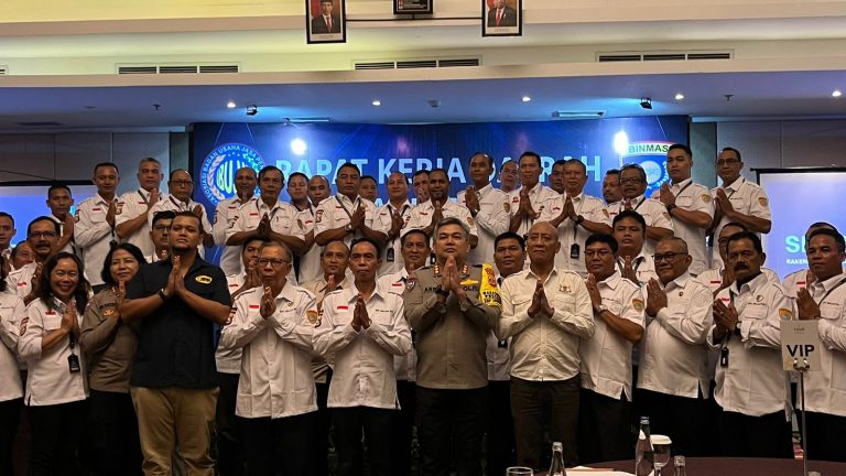 Direktur Binmas Polda Bali Kombes Pol. Arsdo Ever P. Simatupang, S.IK., S,H., didampingi Ketua Umum BPD Abujapi Bali Dewa Putu Suyasa, Kasubdit BinsatpamPolsus Dit. Binmas Pold Bali Made Sukerti, S.H., Sekum Abujapi Bali Putu Swesti Prahayani, Ketua Panitia Putu Gede Indra dan panitia serta pengurus BUJP foto bersama usai Rakerda Abujapi Bali 2024 di Hotel Four Star Denpasar, Sabtu (1210).