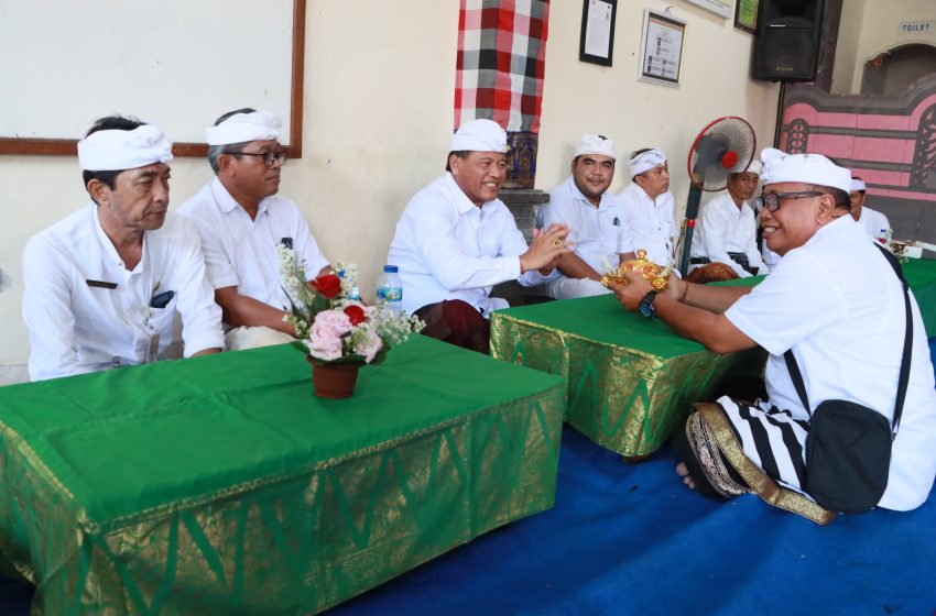 Kehadiran Sekda Kota Denpasar, Ida Bagus Alit Wiradana dalam pelaksanaan Pujawali di Banjar Kertha Bhuwana Kaja, dan Banjar Buagan, Kamis (17/10)