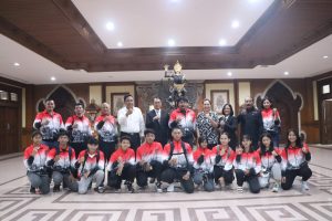Plt. Bupati Badung I Ketut Suiasa yang juga Ketua Umum Pengprov IPSI Bali melepas Atlet Pencak Silat IPSI Bali yang akan berlaga pada Kejurnas Pencak Silat Remaja, di Rumah Jabatan Wakil Bupati Badung, Puspem Badung, Senin (21/10).