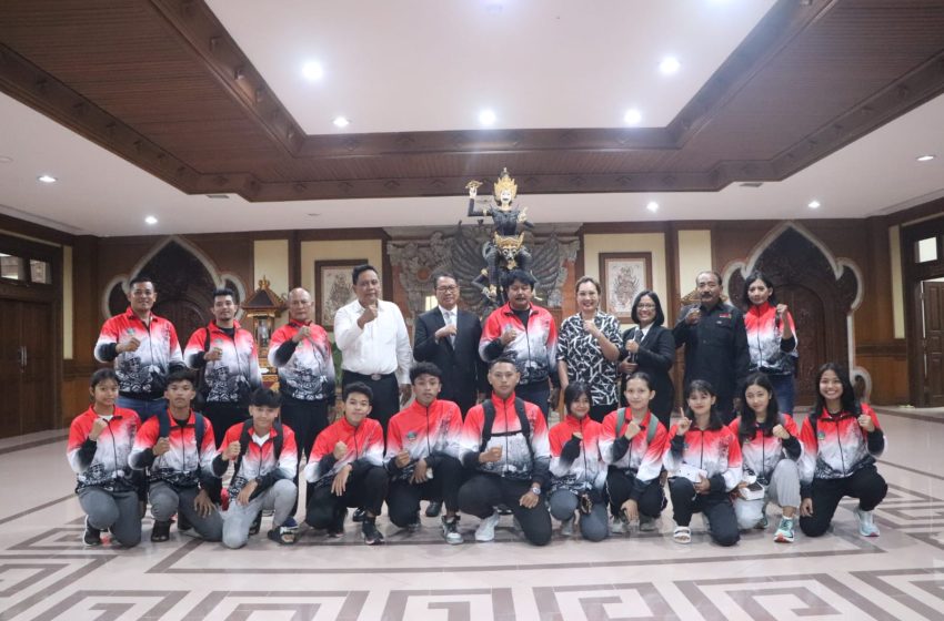 Plt. Bupati Badung I Ketut Suiasa yang juga Ketua Umum Pengprov IPSI Bali melepas Atlet Pencak Silat IPSI Bali yang akan berlaga pada Kejurnas Pencak Silat Remaja, di Rumah Jabatan Wakil Bupati Badung, Puspem Badung, Senin (21/10).