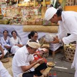 Plt. Bupati Badung Ketut Suiasa hadir dalam pelaksanaan Karya Ngatep Pedudusan Alit Ngingkup Sari dan Pujawali di Merajan Ageng Dalem Benculuk Tegeh Kori Baleran, Desa Pecatu, Kecamatan Kuta Selatan, Badung, Selasa (15/10).