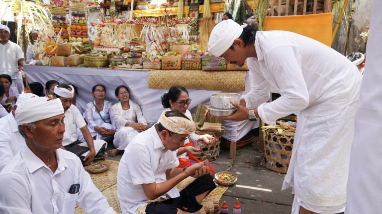 Plt. Bupati Badung Ketut Suiasa hadir dalam pelaksanaan Karya Ngatep Pedudusan Alit Ngingkup Sari dan Pujawali di Merajan Ageng Dalem Benculuk Tegeh Kori Baleran, Desa Pecatu, Kecamatan Kuta Selatan, Badung, Selasa (15/10).